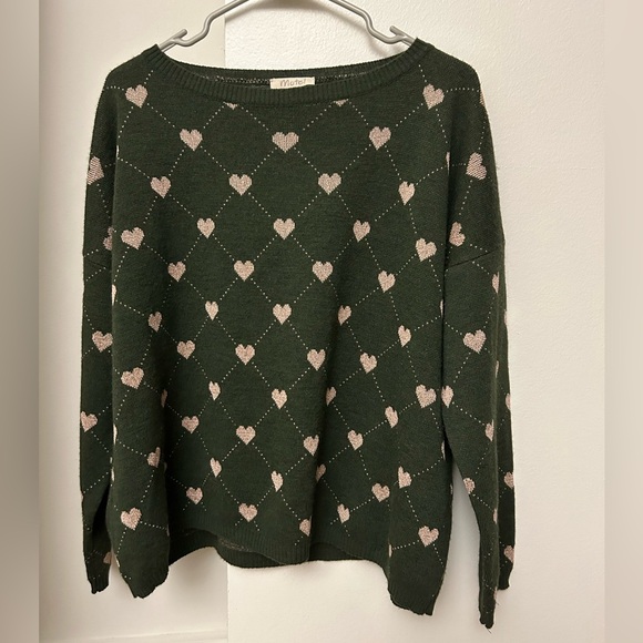 selling this beautiful quality heart print sweater - Picture 1 of 4
